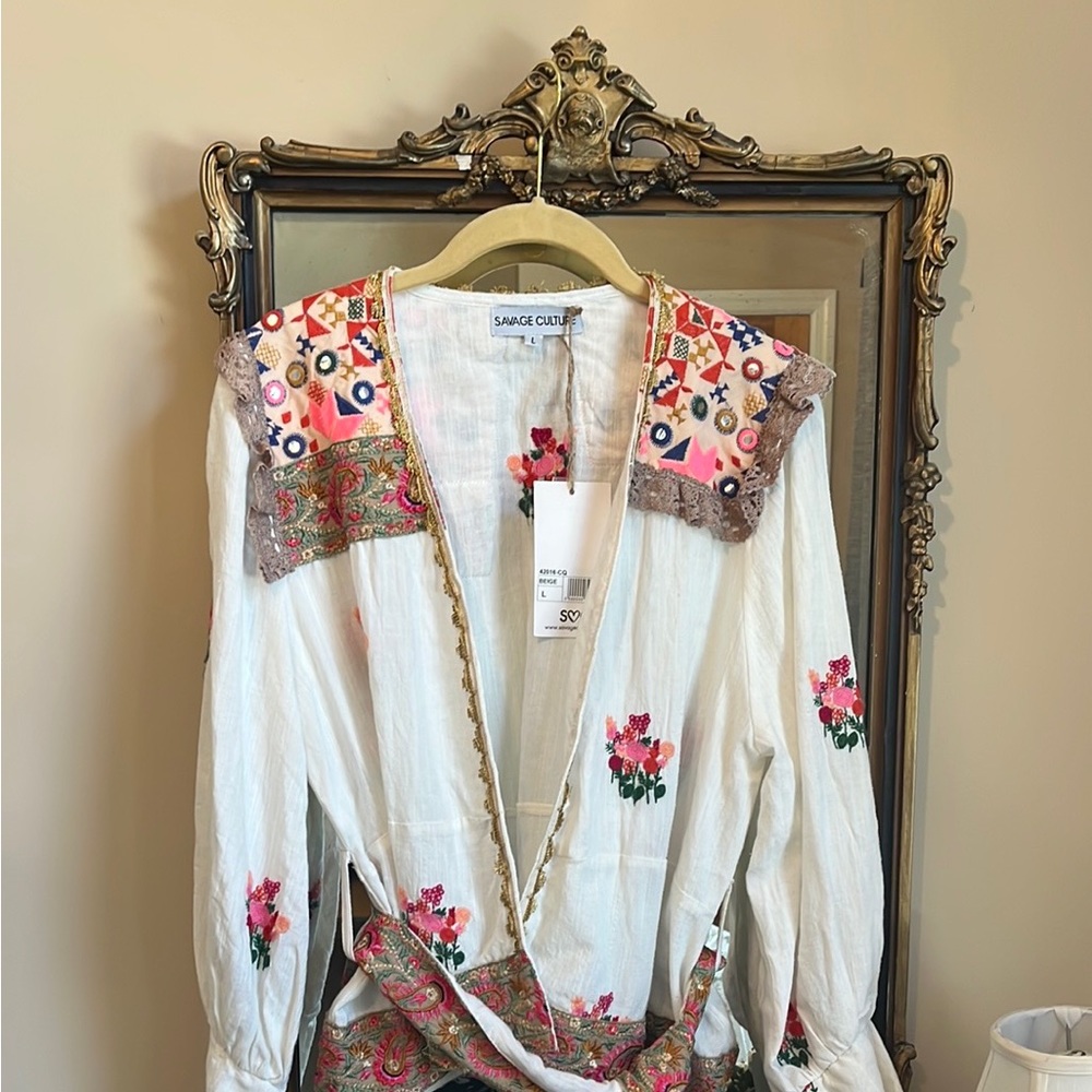 BNWT gorgeous blouse/wrap style